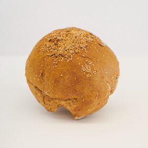 Pa rodó integral de teff amb pipes i sèsam sense gluten